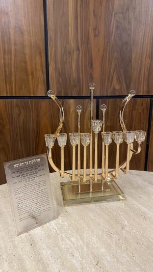 חנוכיית מתכת בשילוב קני קריסטל בגוון רוז גולד דגם "נבל" + ברכון מתנה