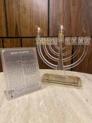 חנוכיית קריסטל בשילוב גוונים שקוף וזהב דגם "על הניסים" + ברכון מתנה