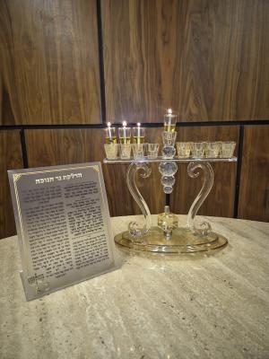 חנוכיית קריסטל בגוון זהב דגם "סביבון" + ברכון מתנה