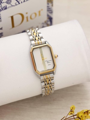 דיור מרובע-זהב ולבן